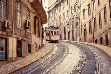 Straat met tram, Lissabon van Marcel Bakker