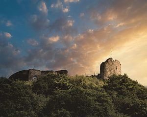 Kasteel van Bernkastel-Kues bij zonsondergang