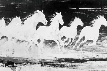 Weiße Pferde laufen an der Küste entlang