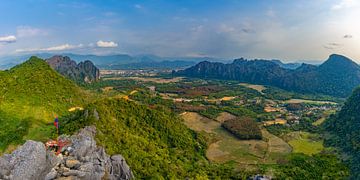 Panorama vom Pha Ngern View Point auf Vang Vieng in Laos, Asien