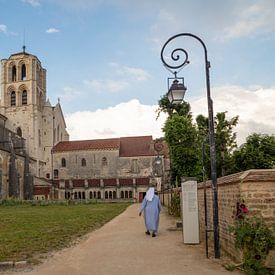 Basilique de Sainte-Madeleine avec une religieuse au premier plan à Vézelay, France sur Joost Adriaanse