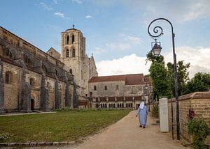 Basilique de Sainte-Madeleine avec une religieuse au premier plan à Vézelay, France
