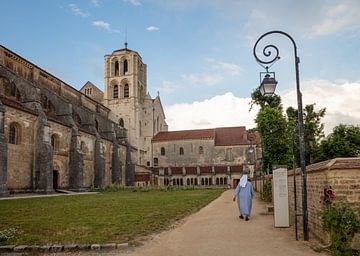Basilique de Sainte-Madeleine avec une religieuse au premier plan à Vézelay, France