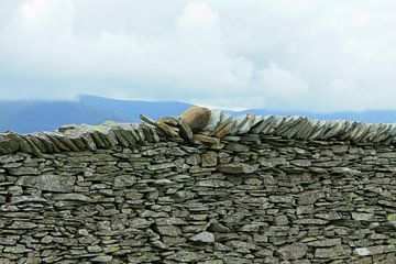 Stenen muur in het Lake District, Cumbria, Engeland van Mieneke Andeweg-van Rijn