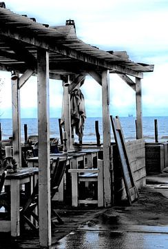 Foto van een strandpaviljoen in Scheveningen. van Therese Brals