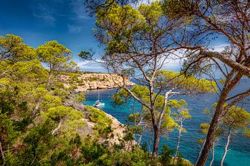 Baie isolée de Majorque avec un voilier. sur Voss Fine Art Fotografie
