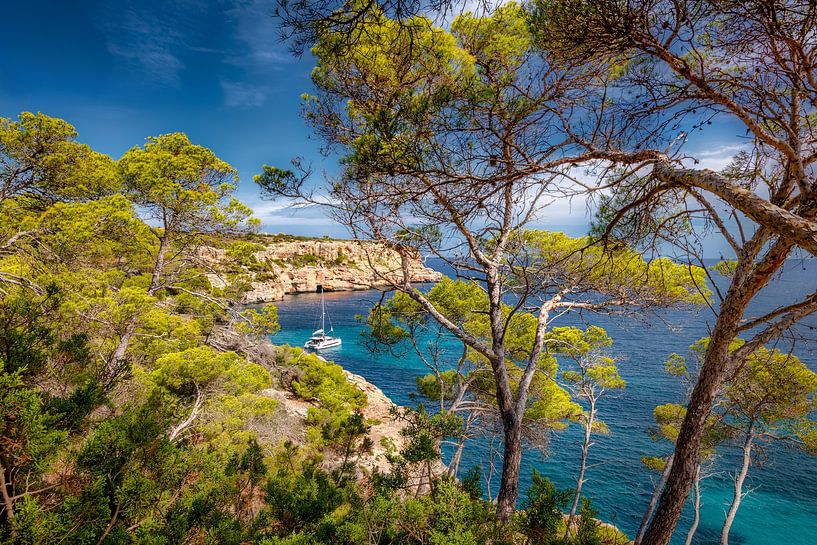 Eenzame baai op Mallorca met zeilboot. van Voss fotografie