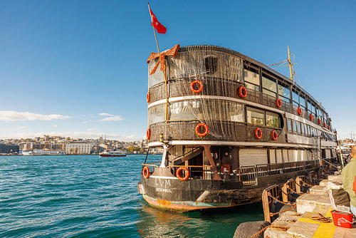 Ferry historique amarré au quai à Istanbul