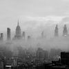Mist over Manhattan – Zwart-Wit Skyline van New York van Thea.Photo