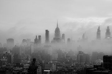 Nebel über Manhattan – Schwarz-weiße Skyline von New York von Thea.Photo