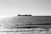 Un navire solitaire en mer