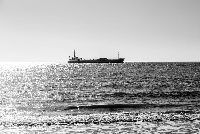 Einsames Schiff auf See von Manon van Bochove