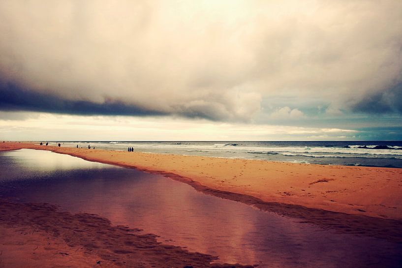 Dramatic sky over a peaceful beach by Dirk Wüstenhagen