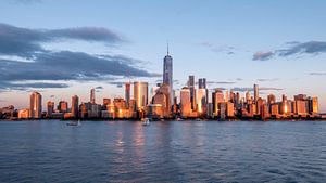 New york city skyline daytime sun clouds blue golden hour van Marieke Feenstra