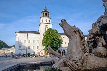 Salzburg Museum mit dem Salzburger Glockenspiel vom Residenzbrunnen aus gesehen von t.ART