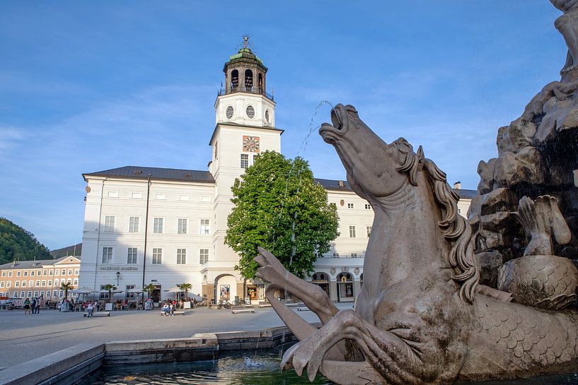 Musée de Salzbourg avec le carillon de Salzbourg vu depuis la fontaine de la Résidence par t.ART