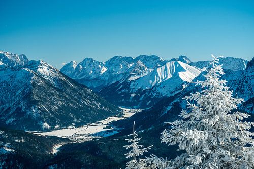 Winteruitzicht op het Miemingergebergte en Außerfern