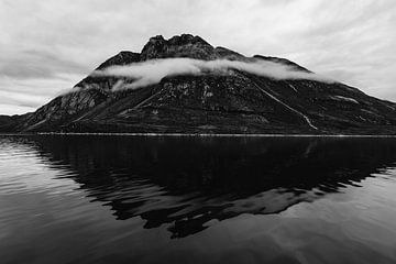 Zwart-wit beeld van een dramatische berg in Groenland van Martijn Smeets