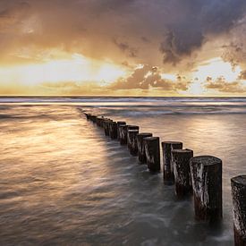 Dreigende lucht met doorbrekende zon Ameland van Douwe Deinema