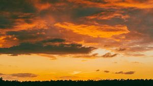 Un beau ciel de soirée sur un paysage néerlandais