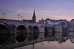 Sint-Servaas-Brücke in Maastricht bei Sonnenaufgang von Geert Bollen