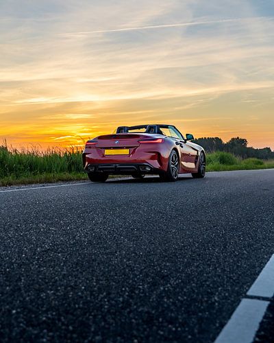 BMW Z4 M40i voor een zonsondergang