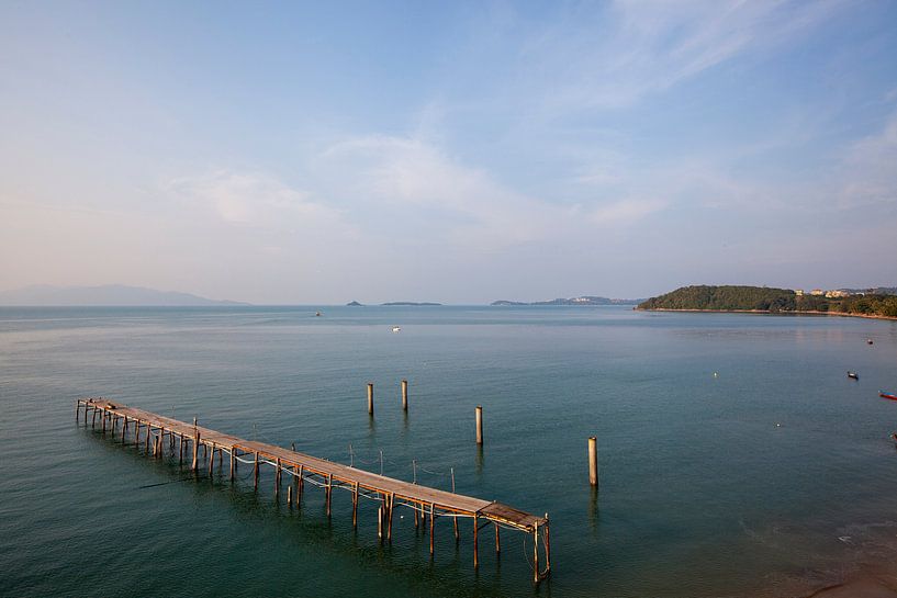 Koh Samui, Thailand. Houten pier in de zee bij een vissersdorp. van Tjeerd Kruse