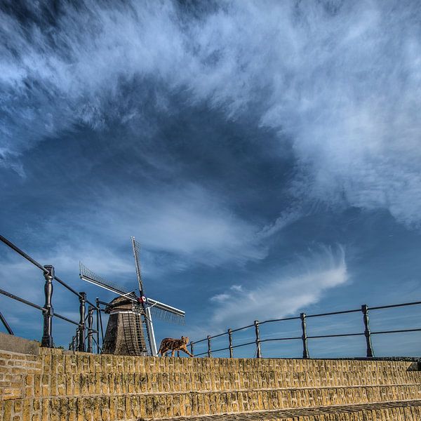 Brug en windmolen van het Friese stadje Sloten par Harrie Muis