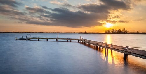 Steiger in het Leekstermeer tijdens zonsondergang