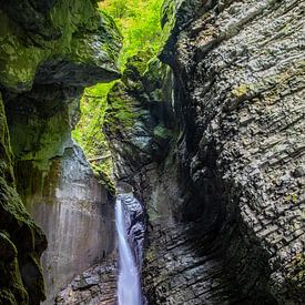 Droomachtige waterval in Slovenië van Fartifos