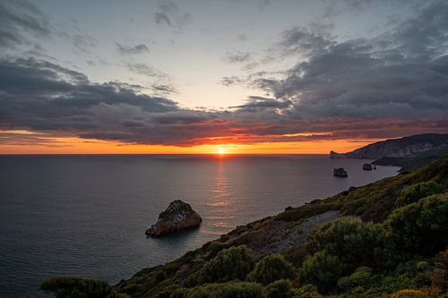 Zonsondergang op de kliffen van Sardinië