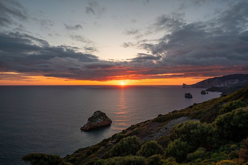 Sonnenuntergang an den Klippen Sardiniens von Leo Schindzielorz