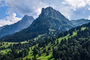 Warmer Sommertag in den Schweizer Alpen