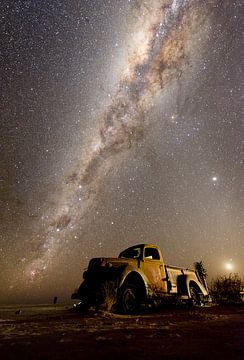 De melkweg in Namibie boven een autowrak van Marco Verstraaten