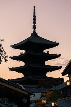 Kyoto Yasaka Pagode bij Nachtval van Stella Ammerlaan