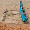 Blaues Boot am Strand von Patricia Hofmeester