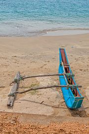 Blauwe boot op het strand