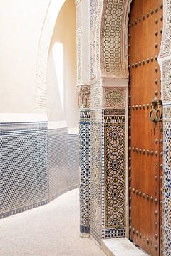 Houten deur in Marokko, medina van Fes (Fez) van Melissa Peltenburg