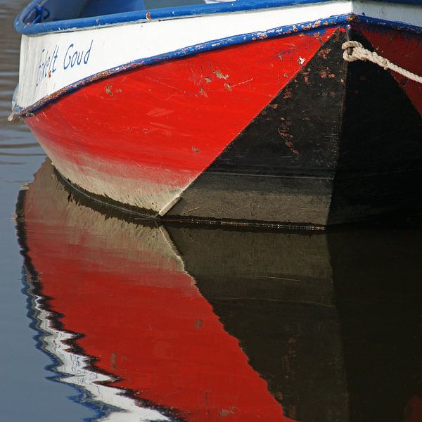 Reflectie van kleurige roeiboot in het water. van Gert van Santen