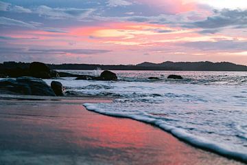 Sonnenuntergang, am Strand in Thailand von Lindy Schenk-Smit