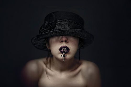 Lady Van Helsing au clair de lune : mystère et détermination dans la nuit