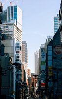 Rue animée de Tokyo avec de grands bâtiments
