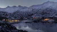 Les lumières s'allument et le fjord résonne dans le crépuscule.