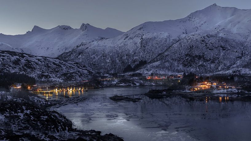 Les lumières s'allument et le fjord résonne dans le crépuscule. par Erwin Floor