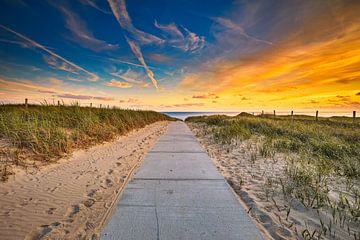 Strand Zugang mit einem Sonnenuntergang von eric van der eijk