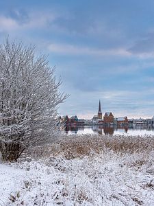 Blick über die Warnow auf die Hansestadt Rostock im Winter
