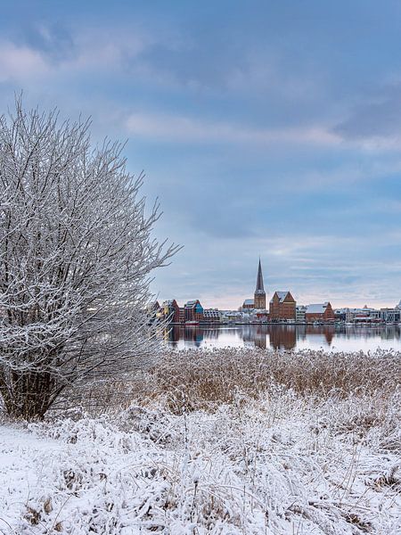Blick über die Warnow auf die Hansestadt Rostock im Winter von Rico Ködder