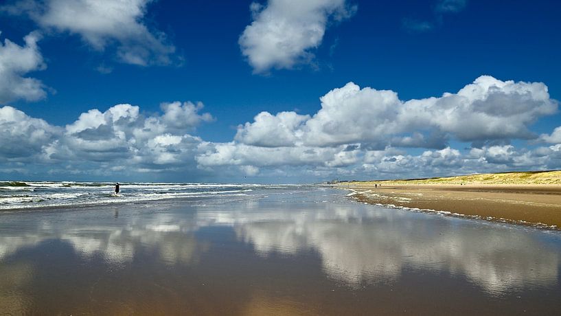 Reflectie op strand by Peter van Rijn