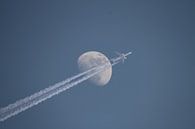 Aircraft and the Moon van Erich Werner thumbnail