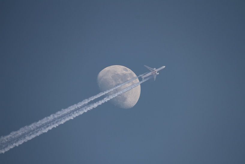 Aircraft and the Moon van Erich Werner